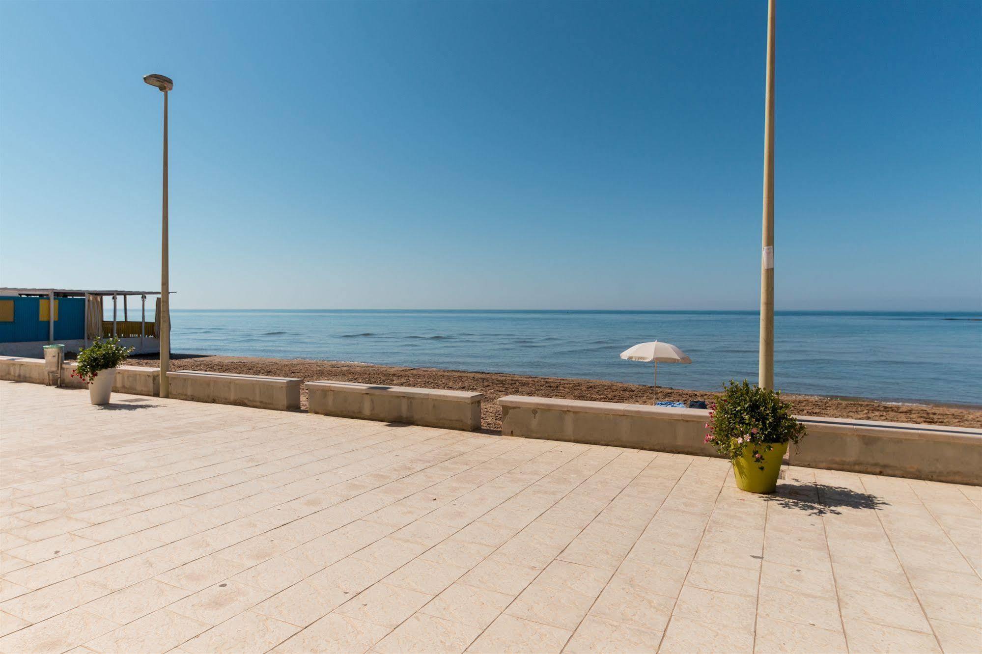 Plaza Beach Hostel Santa Croce Camerina Dış mekan fotoğraf