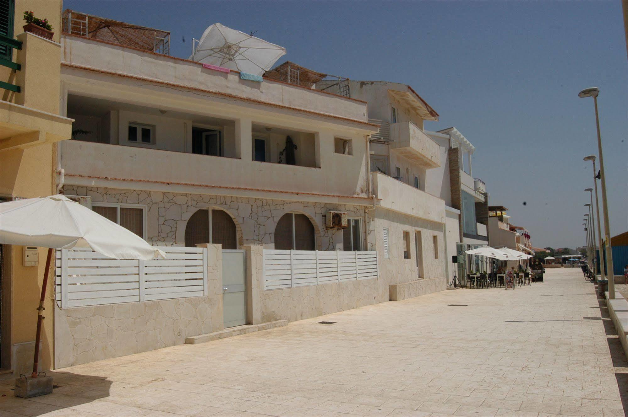 Plaza Beach Hostel Santa Croce Camerina Dış mekan fotoğraf